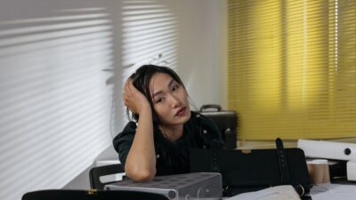 Yuk, kenali lebih dekat perbedaan burnout dan depresi agar kamu bisa memberikan penanganan yang tepat untuk kesehatan mental