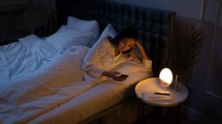 Yuk, temukan berbagai cara mengatasi insomnia tanpa obat yang mudah dicoba agar malammu lebih nyenyak!