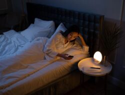 Kerja Malam Bikin Susah Tidur? Awas, Ini Tanda Insomnia Kronis yang Sering Disepelekannya!