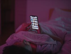 Kebiasaan Scrolling Bikin Rusak Kualitas Tidur?