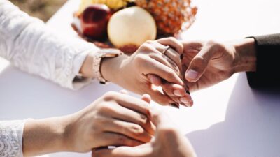 Yuk, temukan tips penting untuk menjaga kesetiaan hubungan pernikahan agar tetap harmonis meski sedang diterpa badai rum