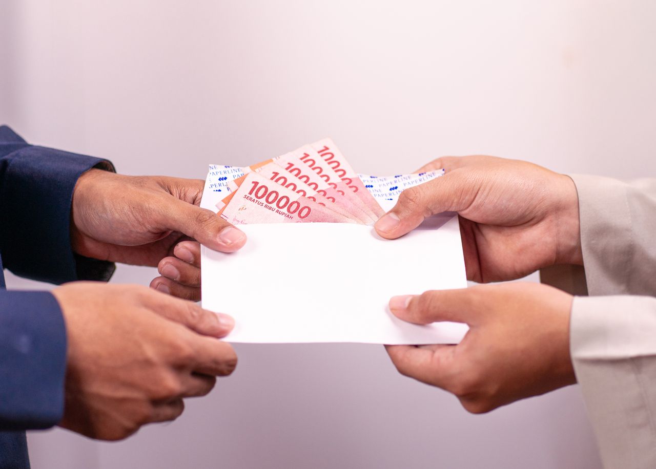Hukum Orang Tua Pinjam Uang ke Anak