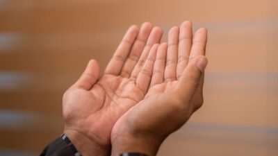 Mari renungkan bersama bagaimana indahnya hidup dengan seimbang melalui bersyukur dan bersabar dalam setiap keadaan.