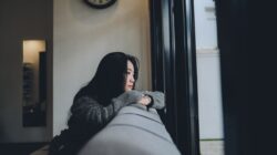 Ilustrasi seseorang bersedekap menunggu, merepresentasikan kurangnya inisiatif pertemanan.