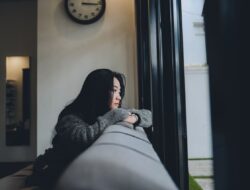 Kenapa Sih Suka Pasif dan Nunggu Duluan? Ini Alasan Sebenarnya di Balik Kurangnya Inisiatif Pertemanan