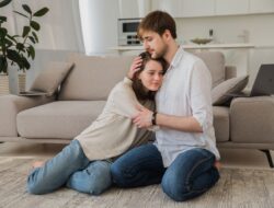 Hati-hati, Ini Tanda Obsesi Cinta yang Sering Dianggap Sayang!