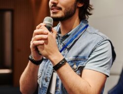 Gemetar Terus? Ini Cara Cepat Menguasai Public Speaking!