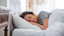 Yuk, cari tahu durasi tidur ideal agar wajahmu makin glowing dan tubuh bebas lelah sepanjang hari!