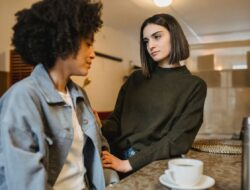 Ribut Sama Teman? Gini Cara Minta Maaf Tanpa Keliatan Maksa!