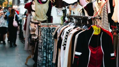 Ternyata, menerapkan gaya hidup hemat dengan belanja baju bekas bisa bikin OOTD tetap keren sekaligus menjaga saldo tabu