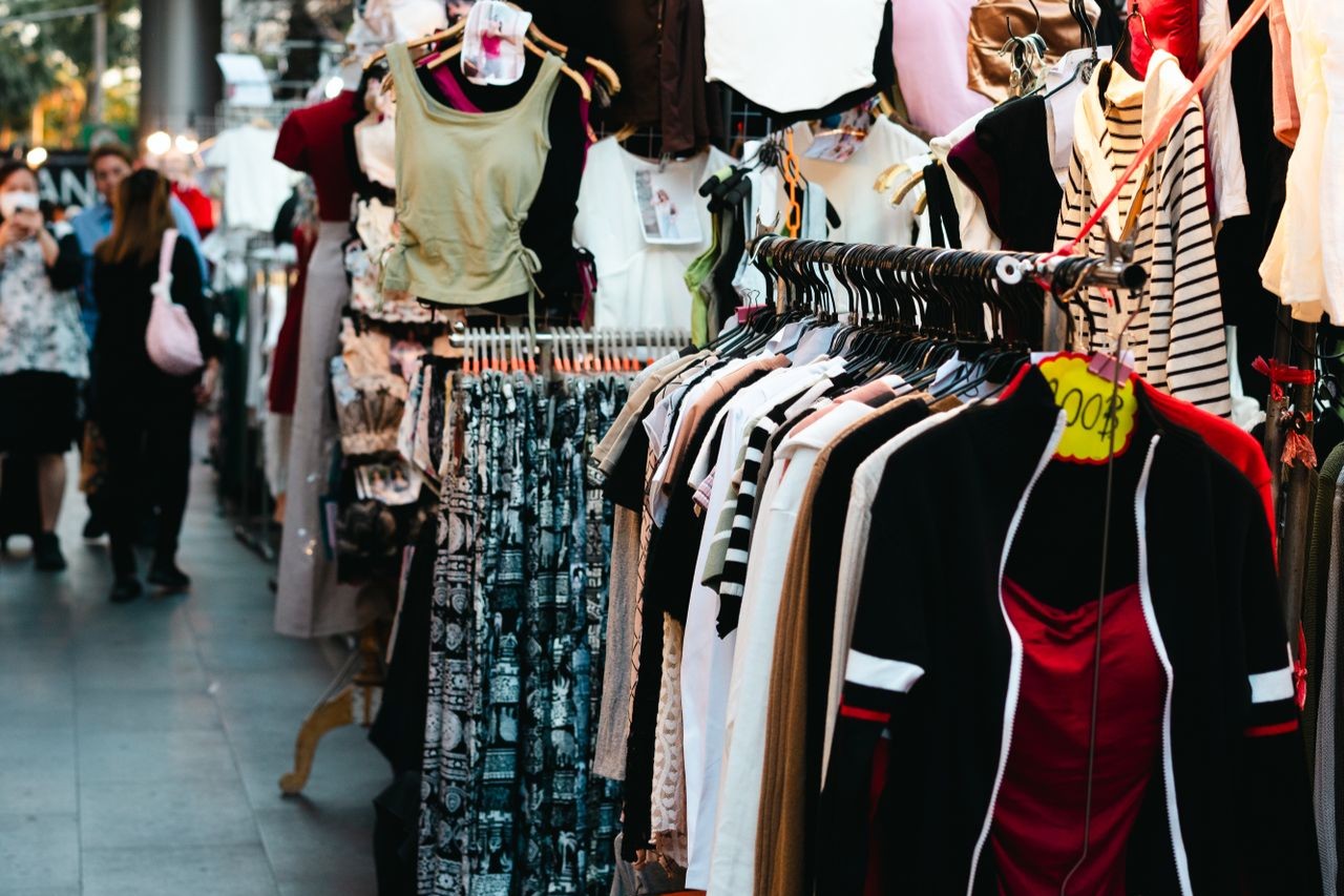 Ternyata, menerapkan gaya hidup hemat dengan belanja baju bekas bisa bikin OOTD tetap keren sekaligus menjaga saldo tabu