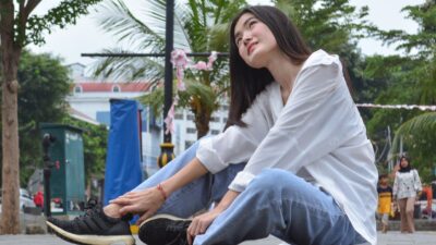 Tampil dengan gaya busana kasual elegan ini bikin kamu langsung dikira orang penting, padahal aslinya cuma jalan santai!