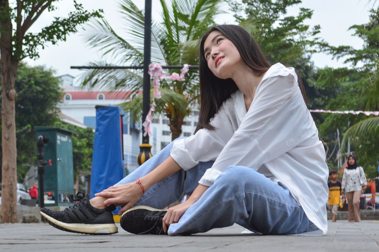 Tampil dengan gaya busana kasual elegan ini bikin kamu langsung dikira orang penting, padahal aslinya cuma jalan santai!