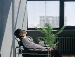 Stres Kerja? Butuh Kesadaran Penuh Biar Mental Tidak Hancur!