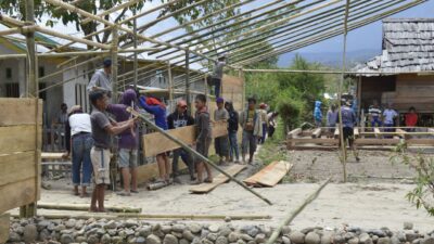 Suasana kebiasaan gotong royong di kota besar yang semakin langka ini pasti bikin siapa saja jadi rindu kampung halaman!