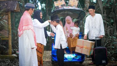 Ilustrasi Tradisi Mudik perjalanan pulang kampung untuk mempererat silaturahmi keluarga.
