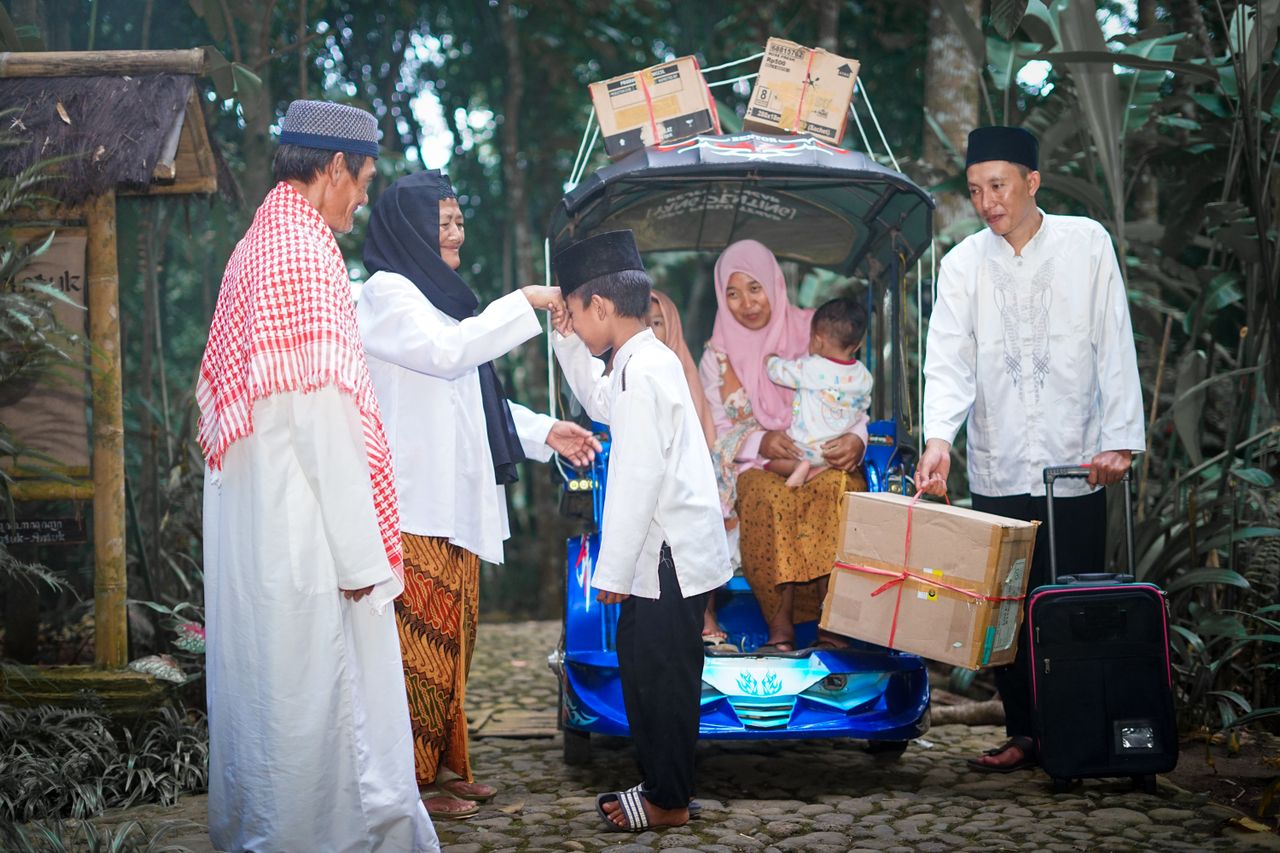 Ilustrasi Tradisi Mudik perjalanan pulang kampung untuk mempererat silaturahmi keluarga.