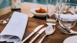 Ilustrasi panduan etika table manner untuk jamuan resmi agar tampil percaya diri.