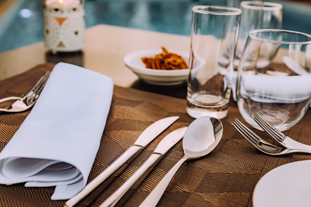 Ilustrasi panduan etika table manner untuk jamuan resmi agar tampil percaya diri.