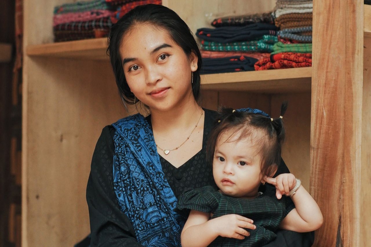 Yuk, kenali berbagai ciri-ciri istri bahagia yang bikin rumah tangga jadi makin harmonis dan adem ayem!