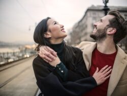 Udah Tahu Belum? 5 Bahasa Cinta Ini Ternyata Penentu Langgeng Nggaknya Hubungan Kamu!