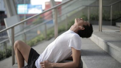 Pernah ngerasa pegal-pegal setelah DOMS olahraga? Yuk, cari tahu faktanya di sini apakah itu tanda otot terbentuk atau c