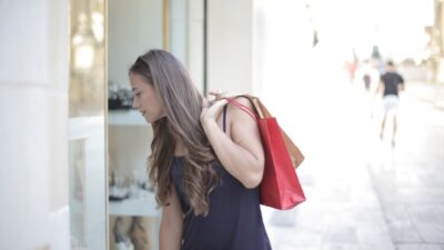 Kenali ciri-ciri orang boros yang bikin dompet nangis!