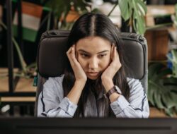 Tanda Mental Kuat yang Bikin Kamu Betah Hadapi Tekanan Kerja Seberat Apapun