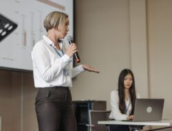 Gemetar Tiap Kali Ngomong? Ini Rahasia Jago Public Speaking Tanpa Panik!