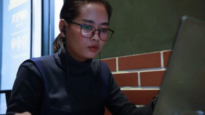 Yuk, hadapi perubahan karier tanpa stres dengan menerapkan growth mindset agar kamu selalu siap berkembang!