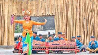 Ilustrasi pergeseran budaya lokal yang memengaruhi keakraban masyarakat.