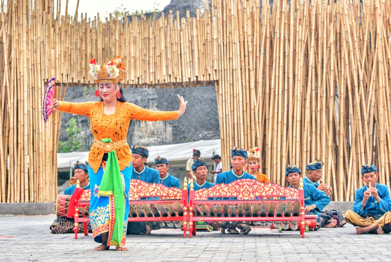 Ilustrasi pergeseran budaya lokal yang memengaruhi keakraban masyarakat.