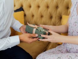 Receiving gifts itu apa sih? Kok bisa masuk Love language?