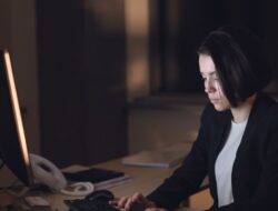 Capek Kerja Lembur Terus Tapi Nggak Dihargai? Gini Cara Mengatasi Quiet Overworking Biar Nggak Waras Sendiri!
