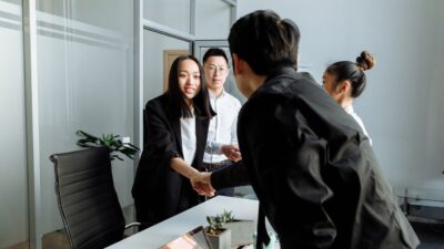 Yuk, terapkan strategi efektif ini agar proses membangun hubungan dengan rekan kerja baru jadi lebih seru dan menyenangkan.