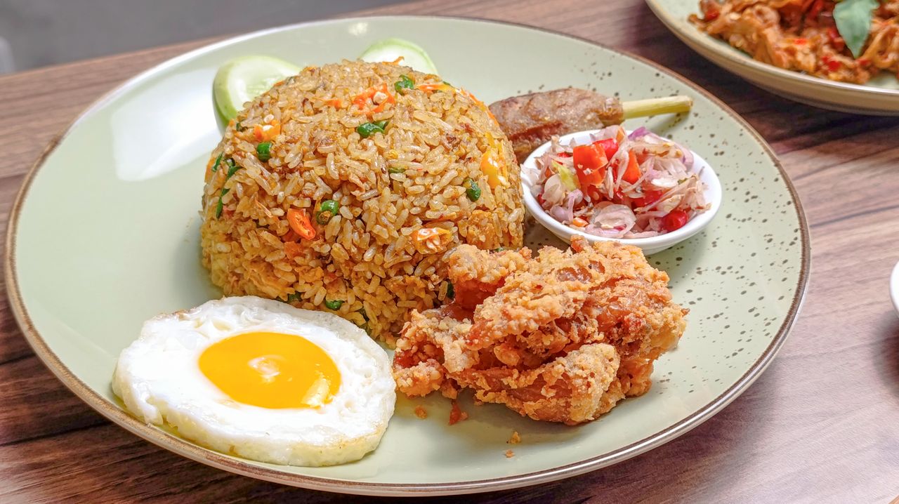 Penasaran kan apa kelezatan Kuliner Tradisional Indonesia yang bikin para turis asing rela antre berjam-jam ini?