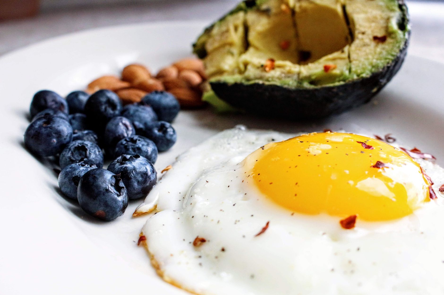 Piring berisi menu sarapan diet sehat untuk membakar lemak dan menjaga stamina.