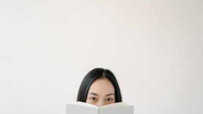 Ilustrasi seorang introvert menjadi pemimpin yang sedang mempresentasikan ide di kantor.