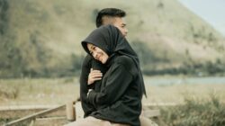 Ilustrasi pasangan yang sedang mempraktikkan keterampilan mendengar aktif untuk mempererat hubungan.