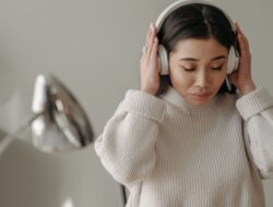 Sering Dianggap Aneh, Ternyata Kebiasaan Mendengarkan Lagu Ini Ungkap Sisi Lain Kepribadianmu!