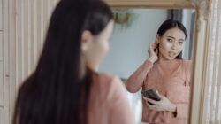Seseorang sedang stres dan melakukan self talk bersuara lantang.