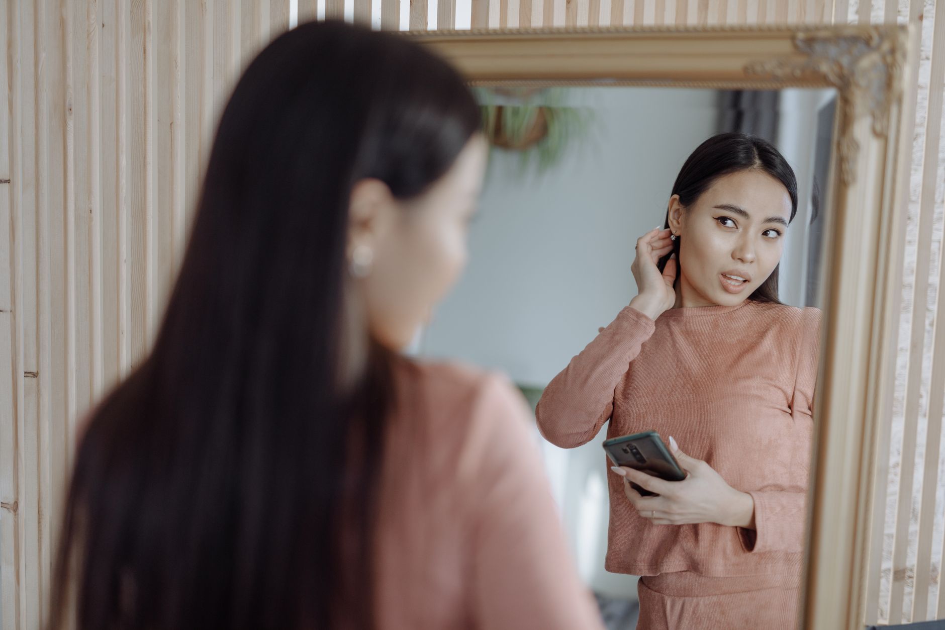 Seseorang sedang stres dan melakukan self talk bersuara lantang.