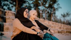 Dua orang sahabat sedang asyik ngobrol santai untuk mempererat hubungan persahabatan di sela kesibukan kerja.