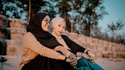 Dua orang sahabat sedang asyik ngobrol santai untuk mempererat hubungan persahabatan di sela kesibukan kerja.