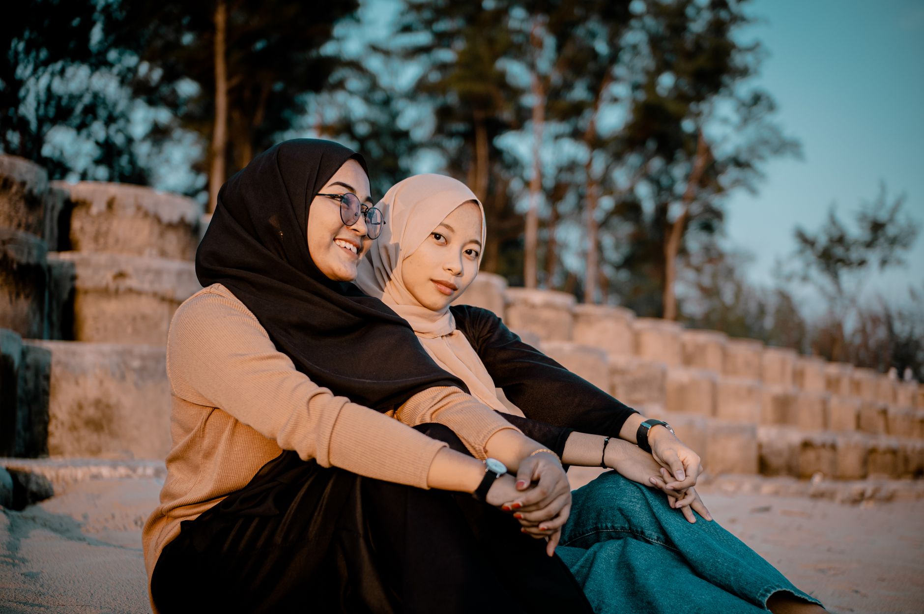 Dua orang sahabat sedang asyik ngobrol santai untuk mempererat hubungan persahabatan di sela kesibukan kerja.