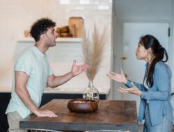 Sosmed Bikin Ribut? Ini Pemicu Konflik Rumah Tangga