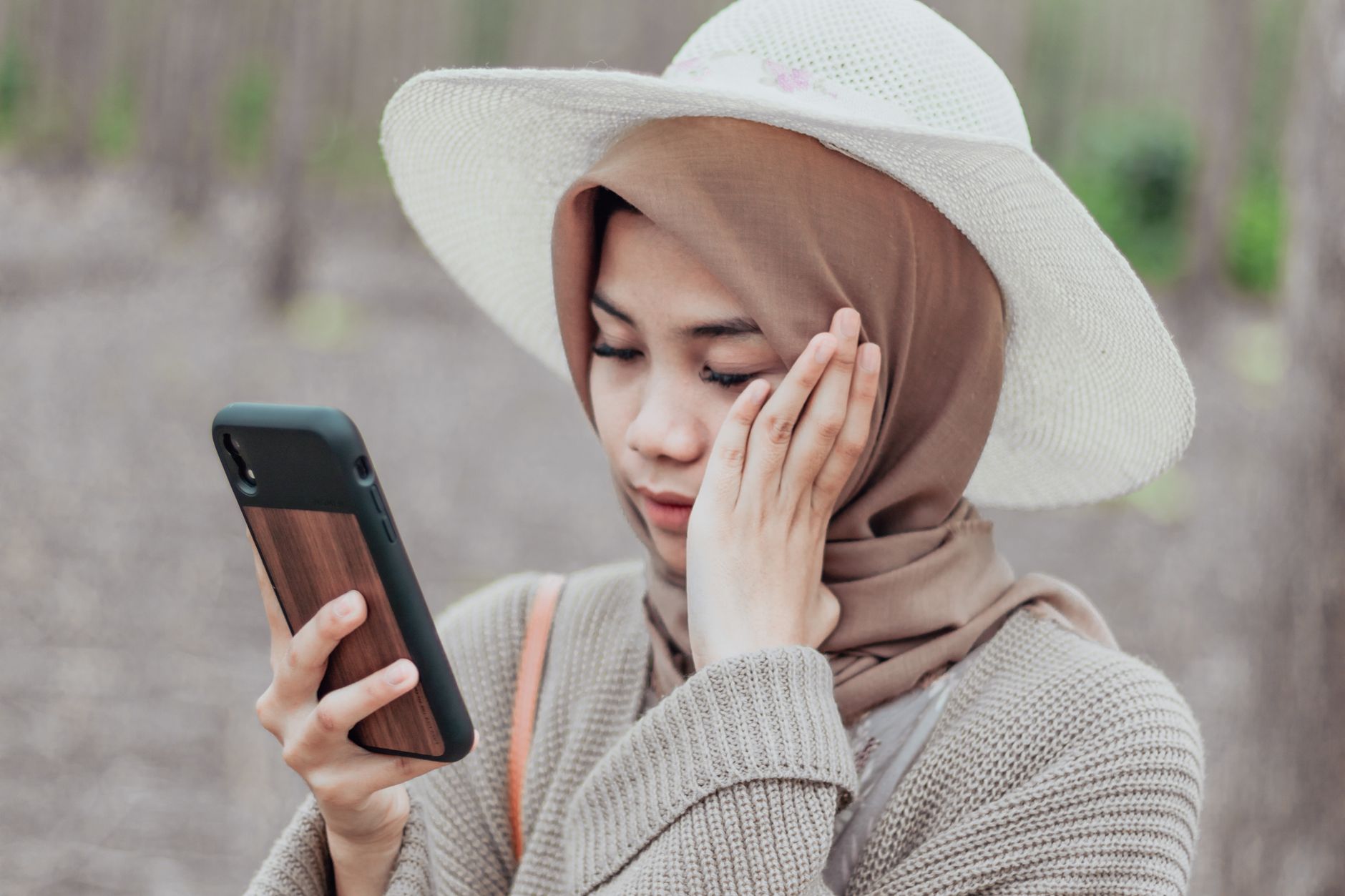 Ilustrasi wanita tersenyum tenang sebagai panduan mengatasi insecure penampilan.