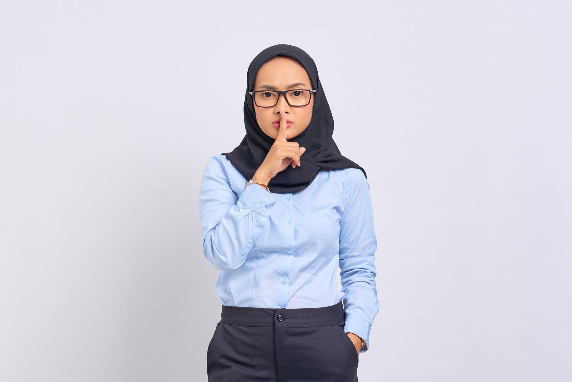 Ilustrasi seseorang menjaga rahasia asmara dengan berhati-hati saat berbicara.