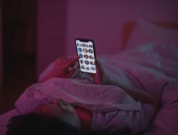 Ini dampak buruk doomscrolling yang Diam-Diam Merusak Mental dan Bikin Begadang Tiap Malam