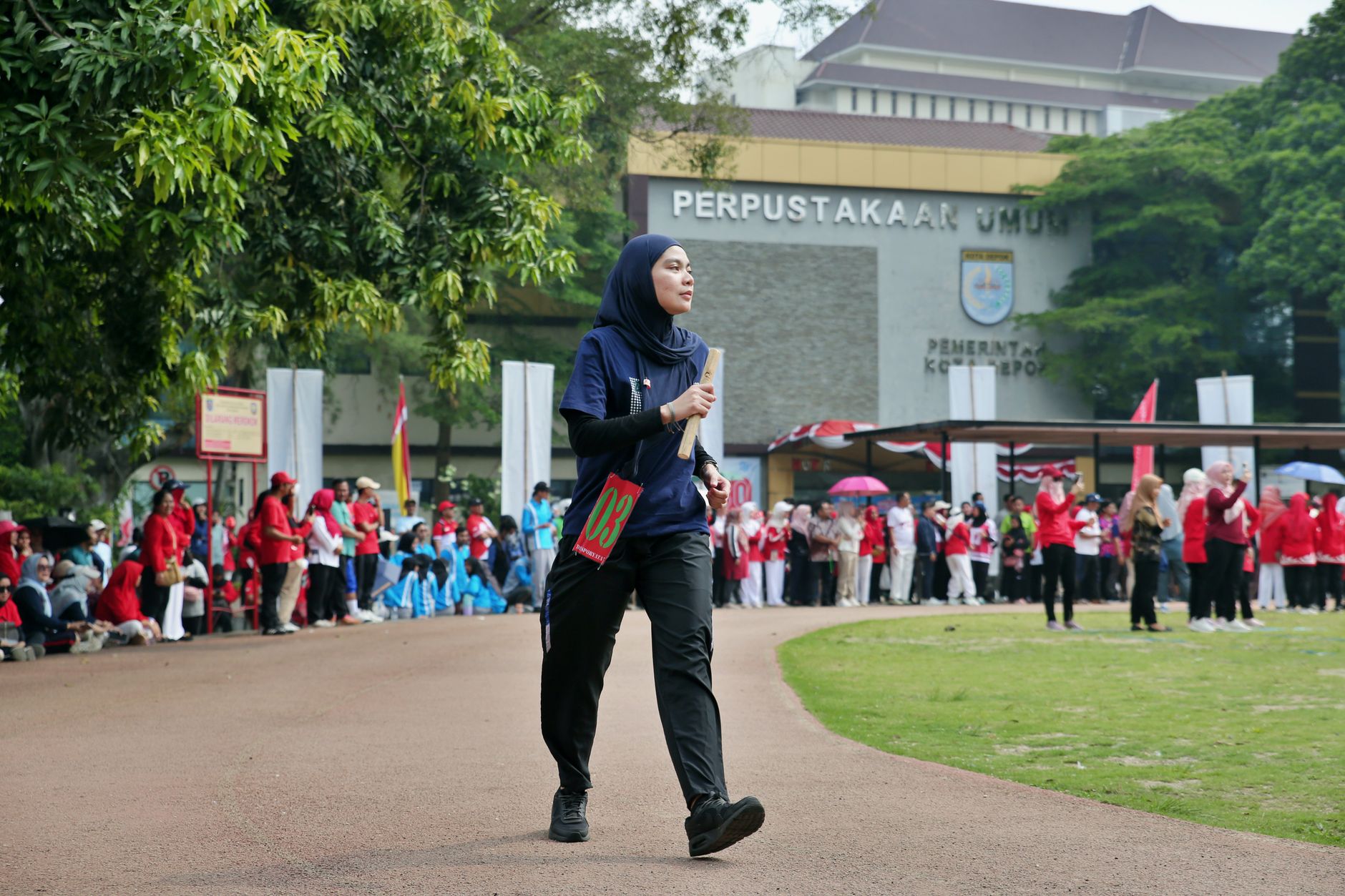 Seorang pembicara percaya diri yang berani tampil di depan umum untuk mengatasi rasa canggung.